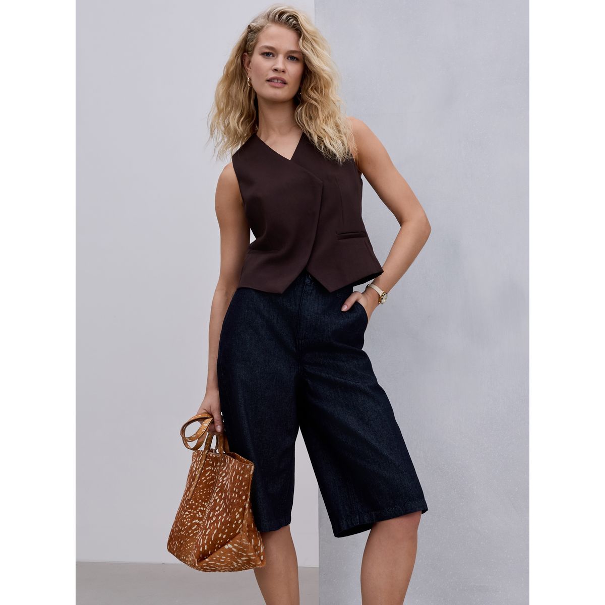 Jort en denim avec pli sur le devant délavage bleu, NEXT
