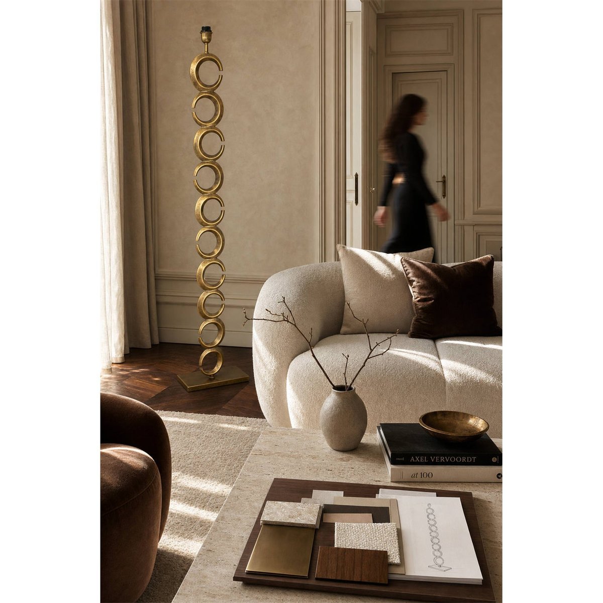Lampadaire sculptural en laiton antique laiton antique, RECOLLECTION