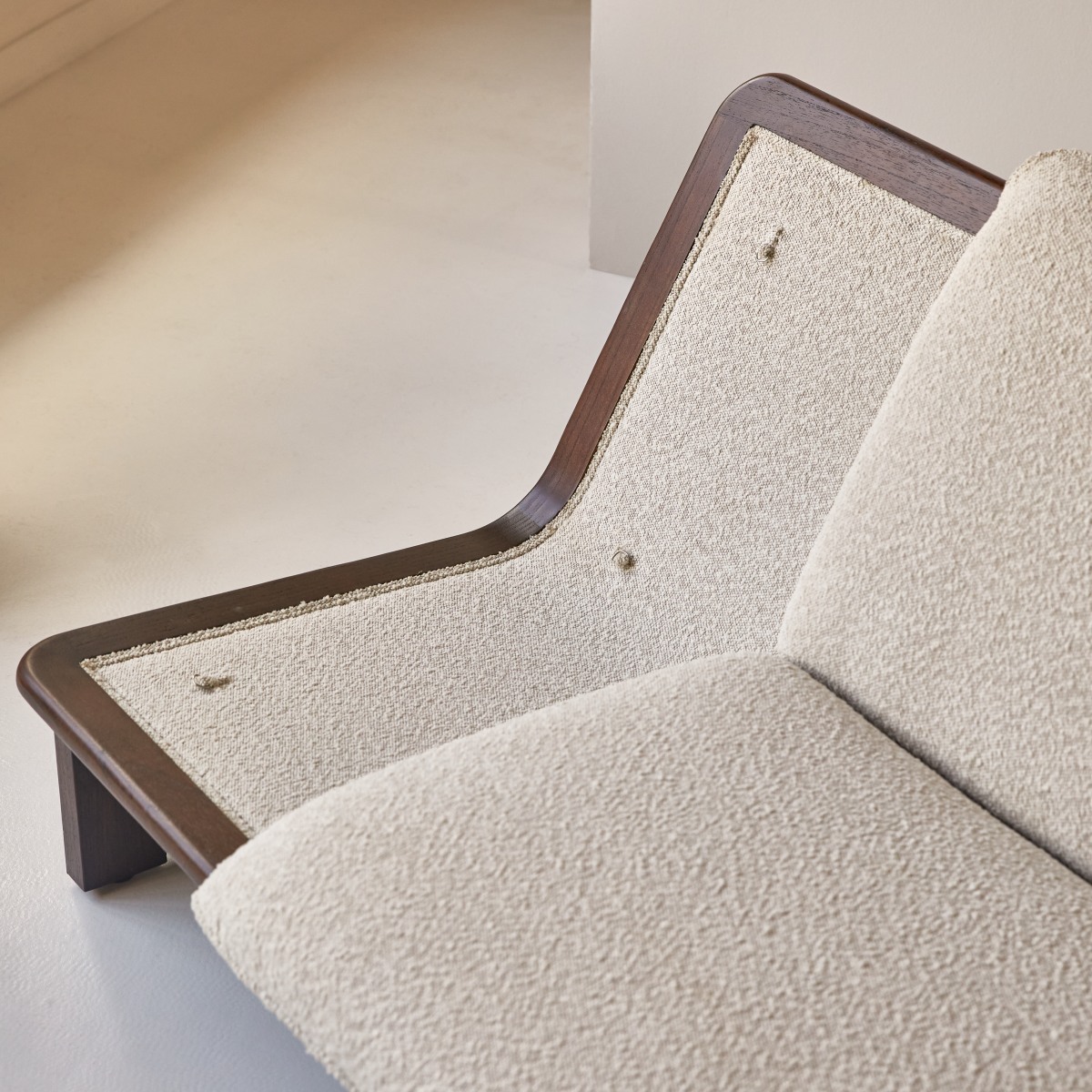 Banquette en Mindi foncé massif, FOLK beige, TIKAMOON