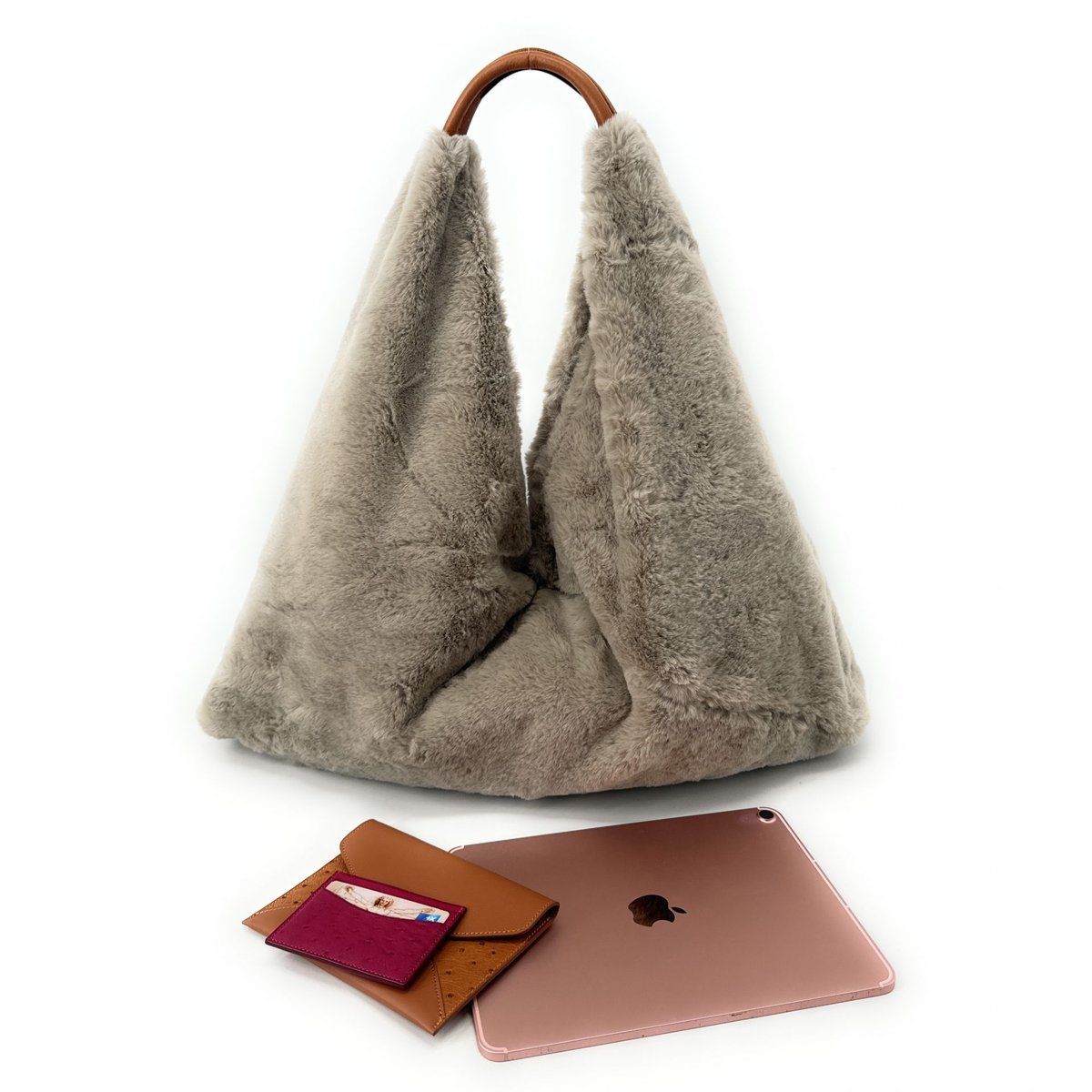 Sac hobo en poils synthétiques et cuir FLUFFY gris taupe, OH MY BAG