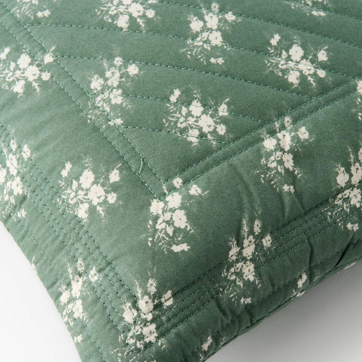 Coussin quilté imprimé fleurs, 30x50cm, 100% coton meleze, MONOPRIX