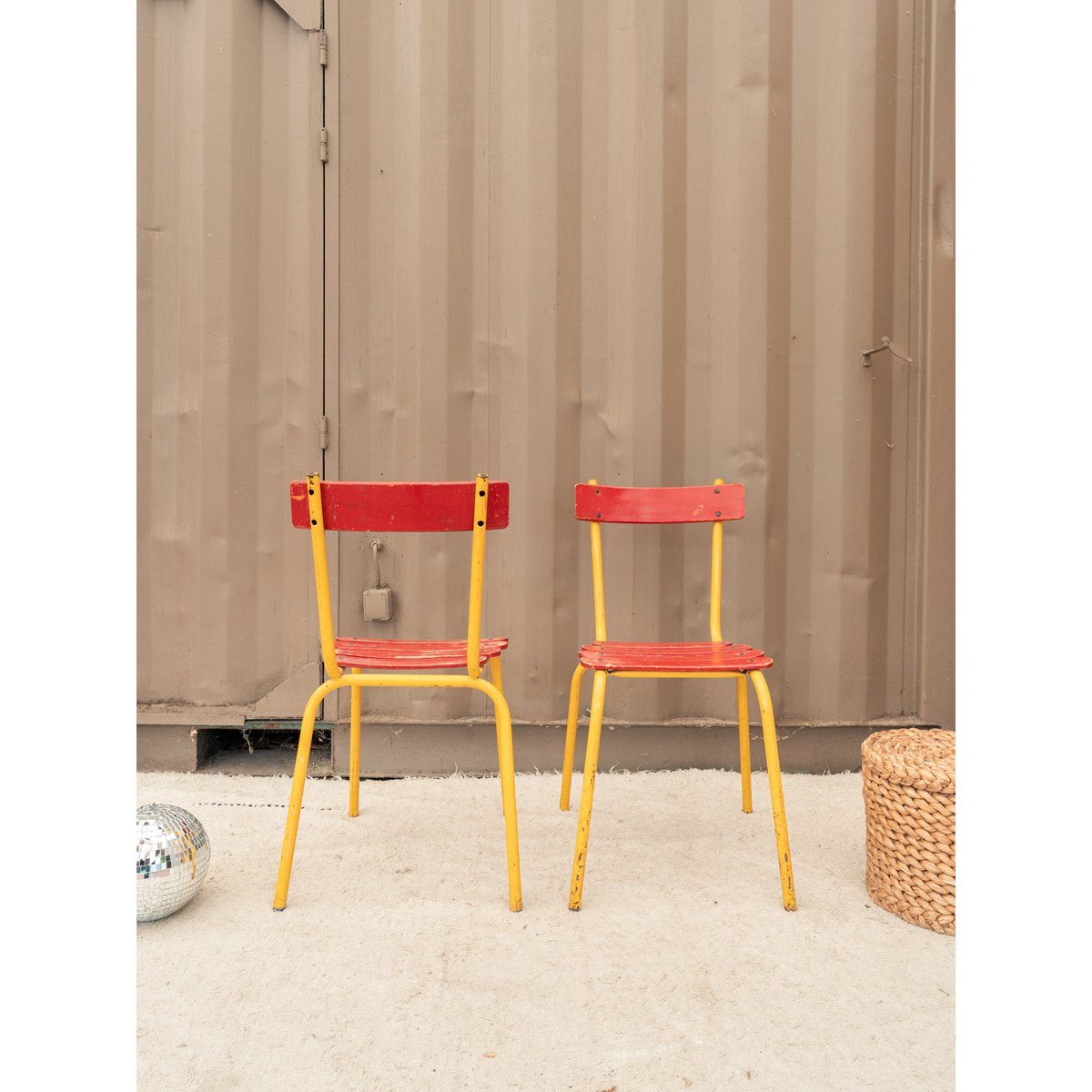 Lot de 6 chaises en métal rouge et jaune Alma N°2020 - Bon état rouge, DEBONGOUT