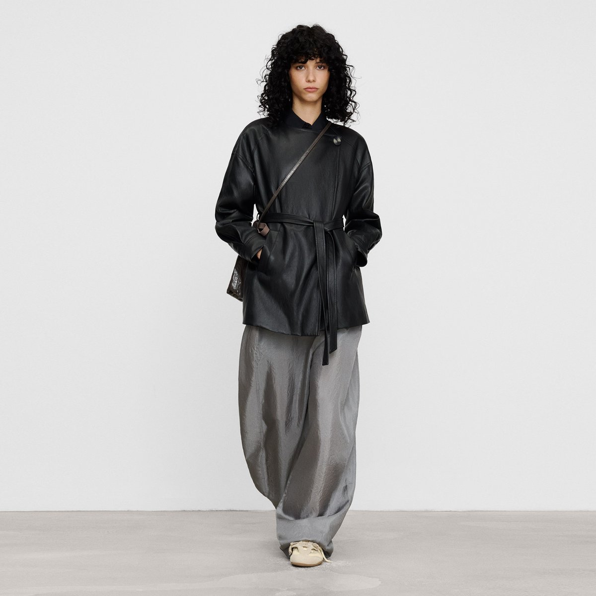 Veste croisée en simili avec ceinture avec du coton noir, ADOLFO DOMINGUEZ