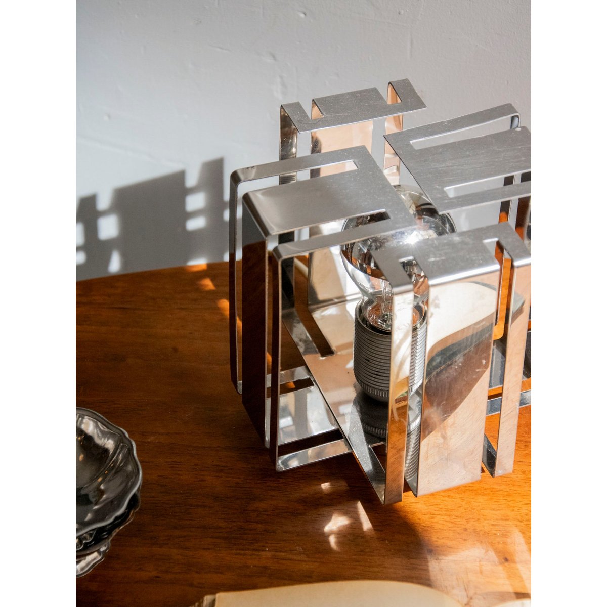 Lampe à poser en inox à la forme géométrique Julia N°1065 - Bon état métal, DEBONGOUT