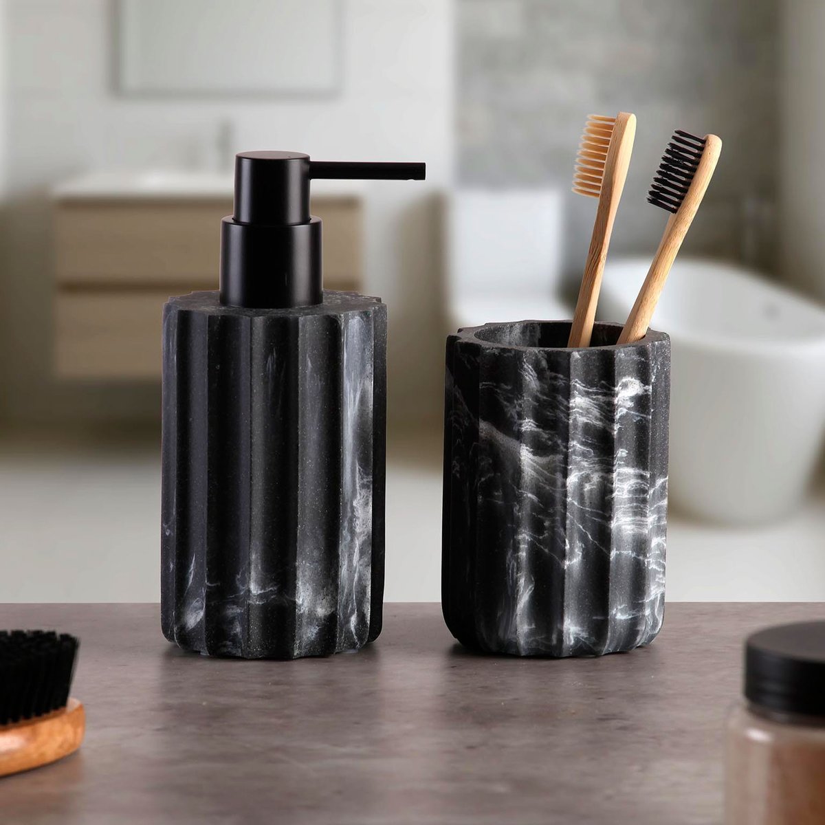 Distributeur de savon en résine effet marbre noir 7x7x16.5cm noir, VERSA