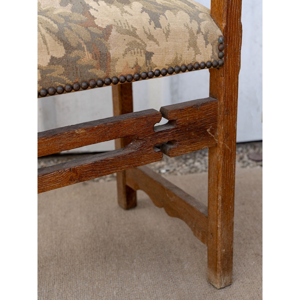 Fauteuil ancien clouté en bois et tissu Ernest N°1497 - Bon état bois foncé, DEBONGOUT
