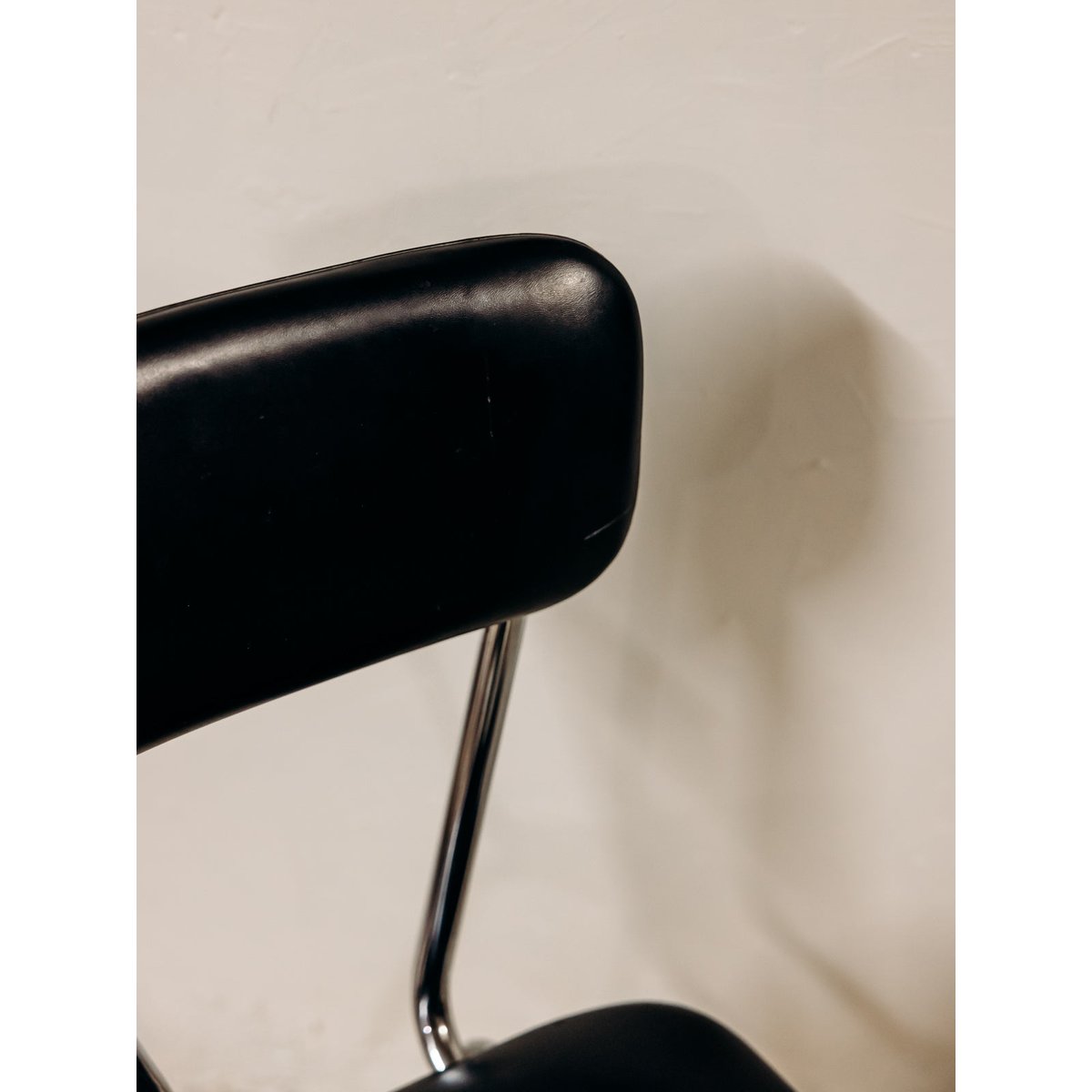 Chaise en simili cuir noir au cadre chromé Alma N°1971 - Bon état noir, DEBONGOUT