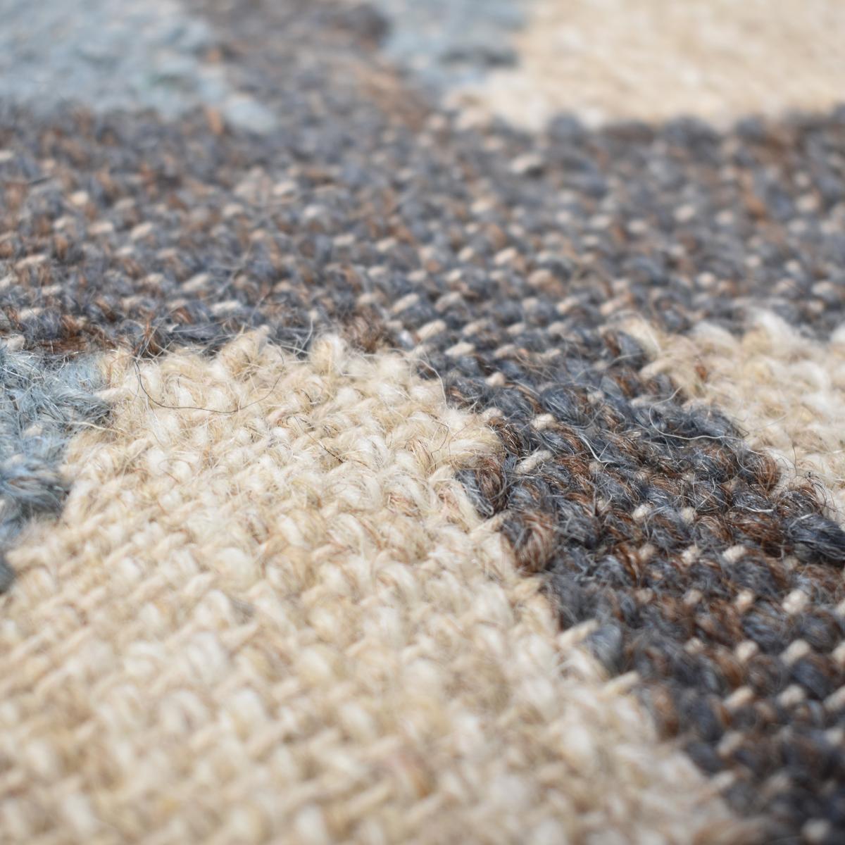 Tapis kilim BLANBLEU, fait à la main en laine motif géométrique blanc, bleu, UN AMOUR DE TAPIS