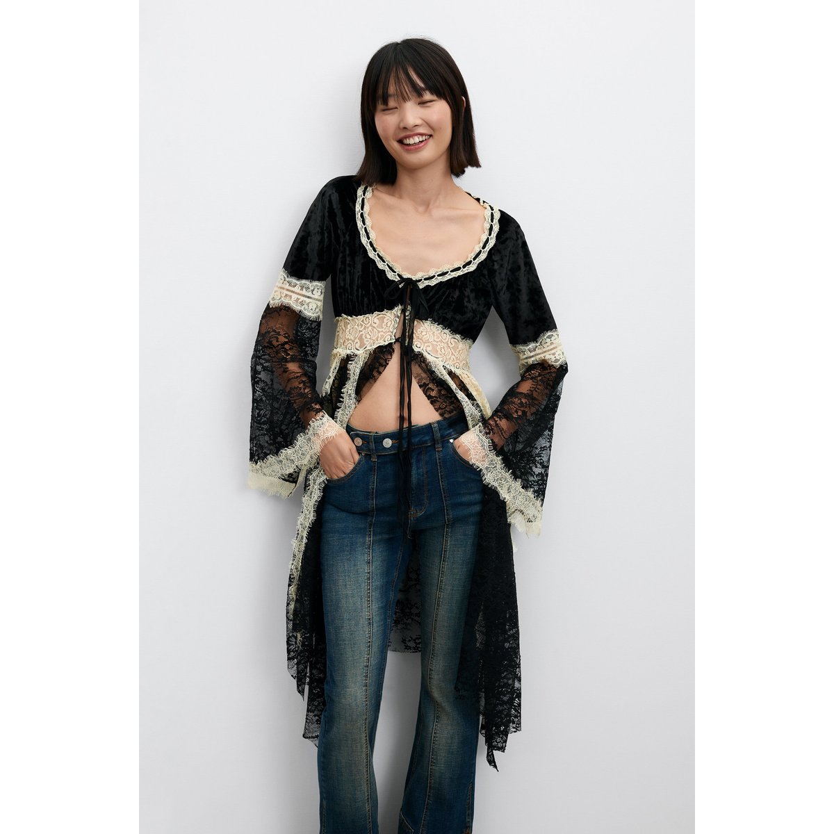 t-shirt en dentelle à col en V noir, DESIGUAL