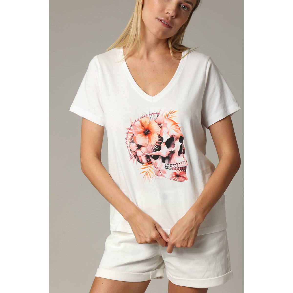 T-shirt femme exotique à manches courtes et au col v à 100% coton TROPISKULL off white, DEELUXE