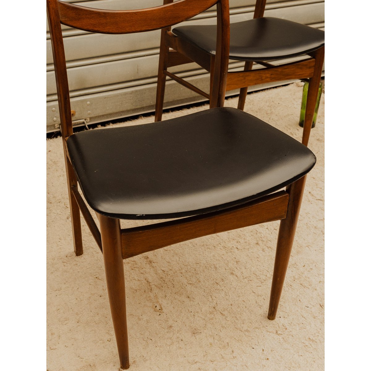 Lot de 3 chaises en bois et cuir noir Alma N°2125 - Bon état bois foncé, DEBONGOUT