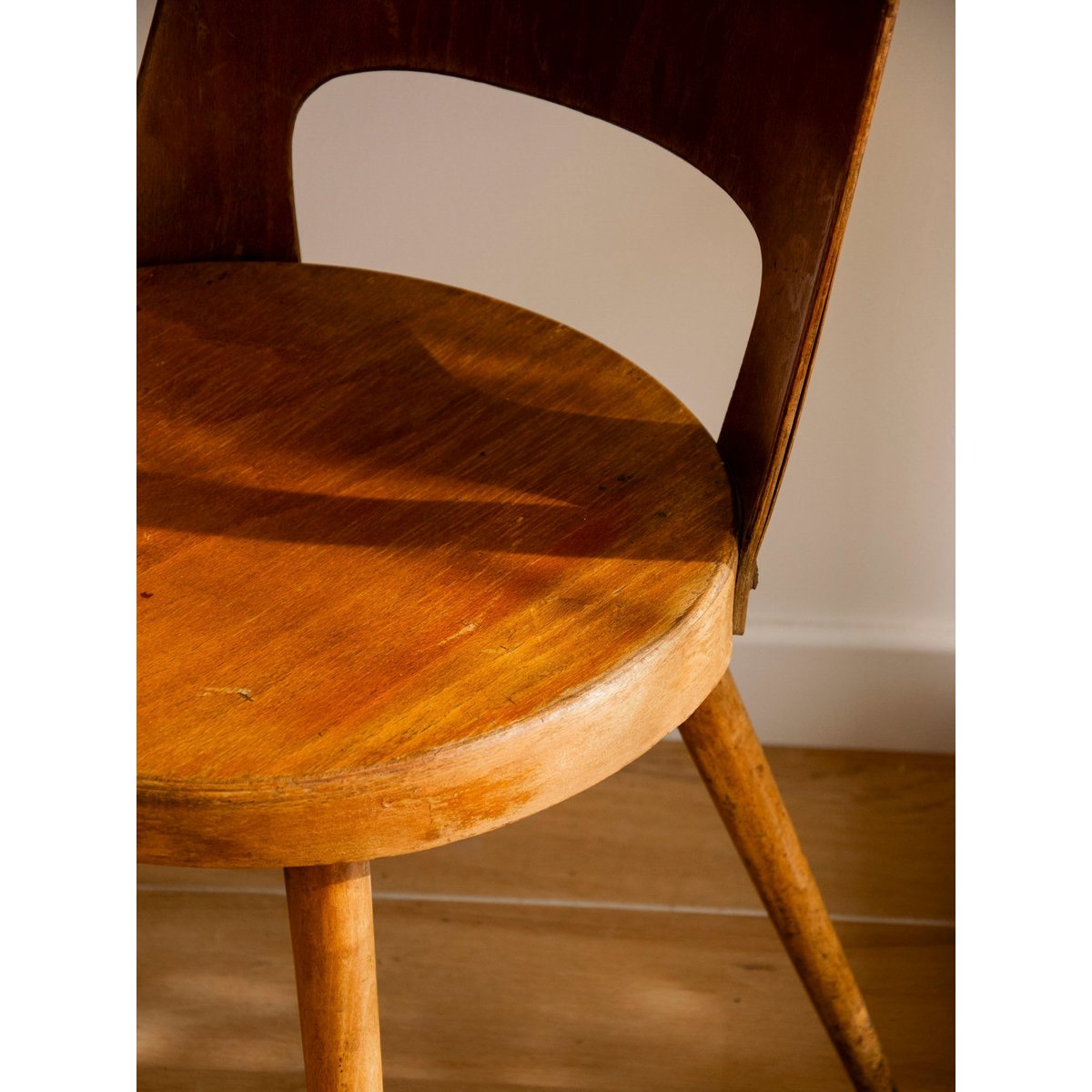 Chaise en teck foncé au design épuré Alma N°1940 - Bon état bois foncé, DEBONGOUT