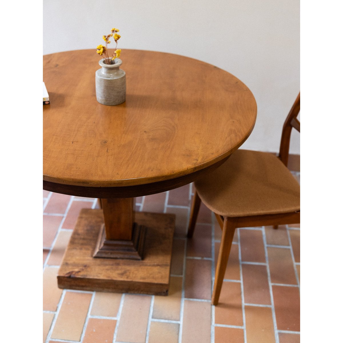 Mposante table à manger Romy N°1465 - Bon état marron, DEBONGOUT