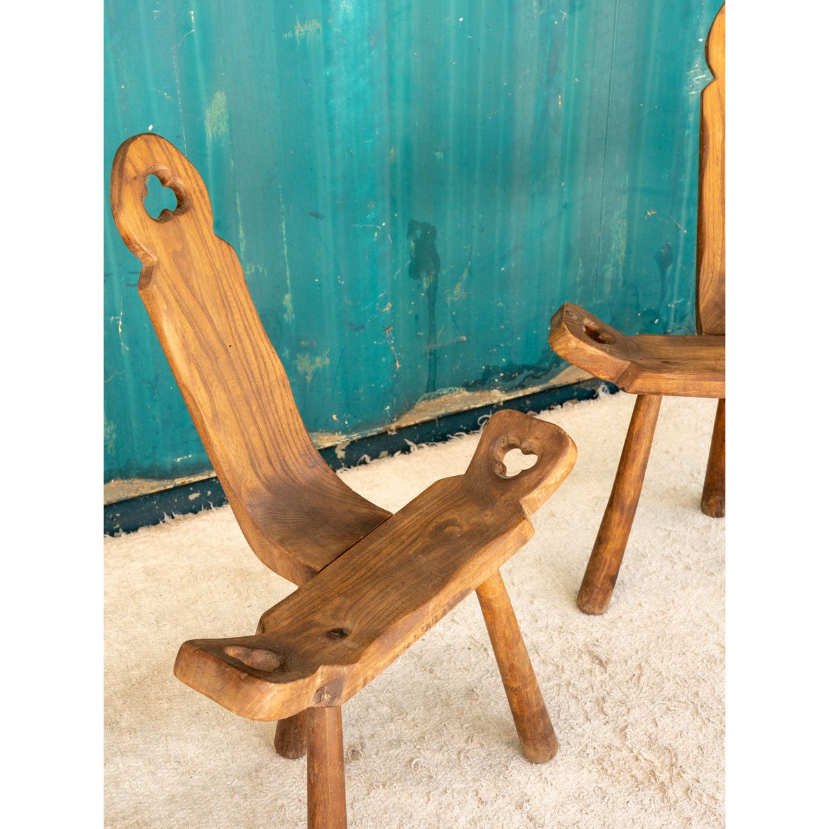 Paire de petites chaises en bois Claude N°1411 - Bon état bois foncé, DEBONGOUT