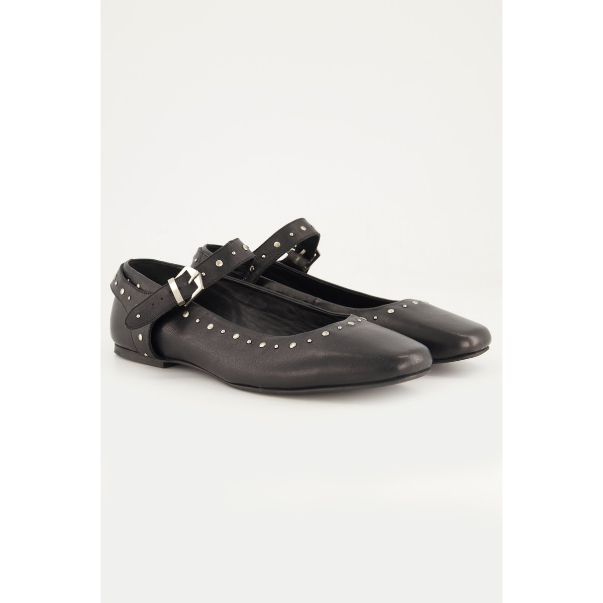 Ballerines en cuir. Rivets fantaisie , pied large noir, ULLA POPKEN
