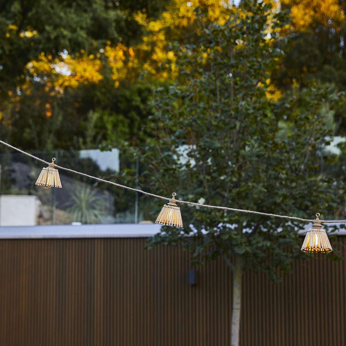 Guirlande lumineuse solaire et sur secteur raccordable en corde 20 ampoules transparentes LED blanc chaud dimmable NATURA LIGHT HYBRID 13m beige, LUMISKY