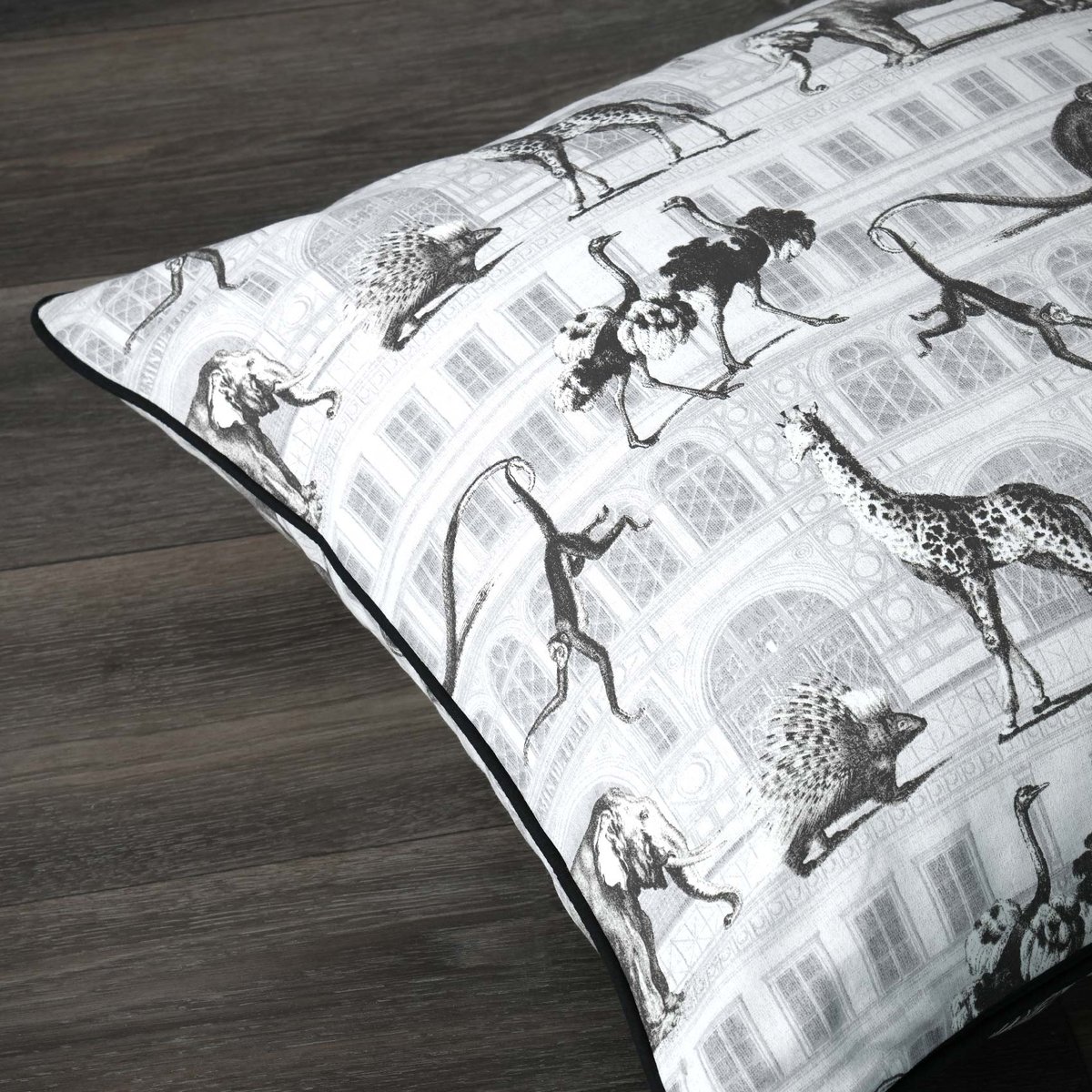Coussin passepoilé au style décalé gris clair, LOVELY CASA