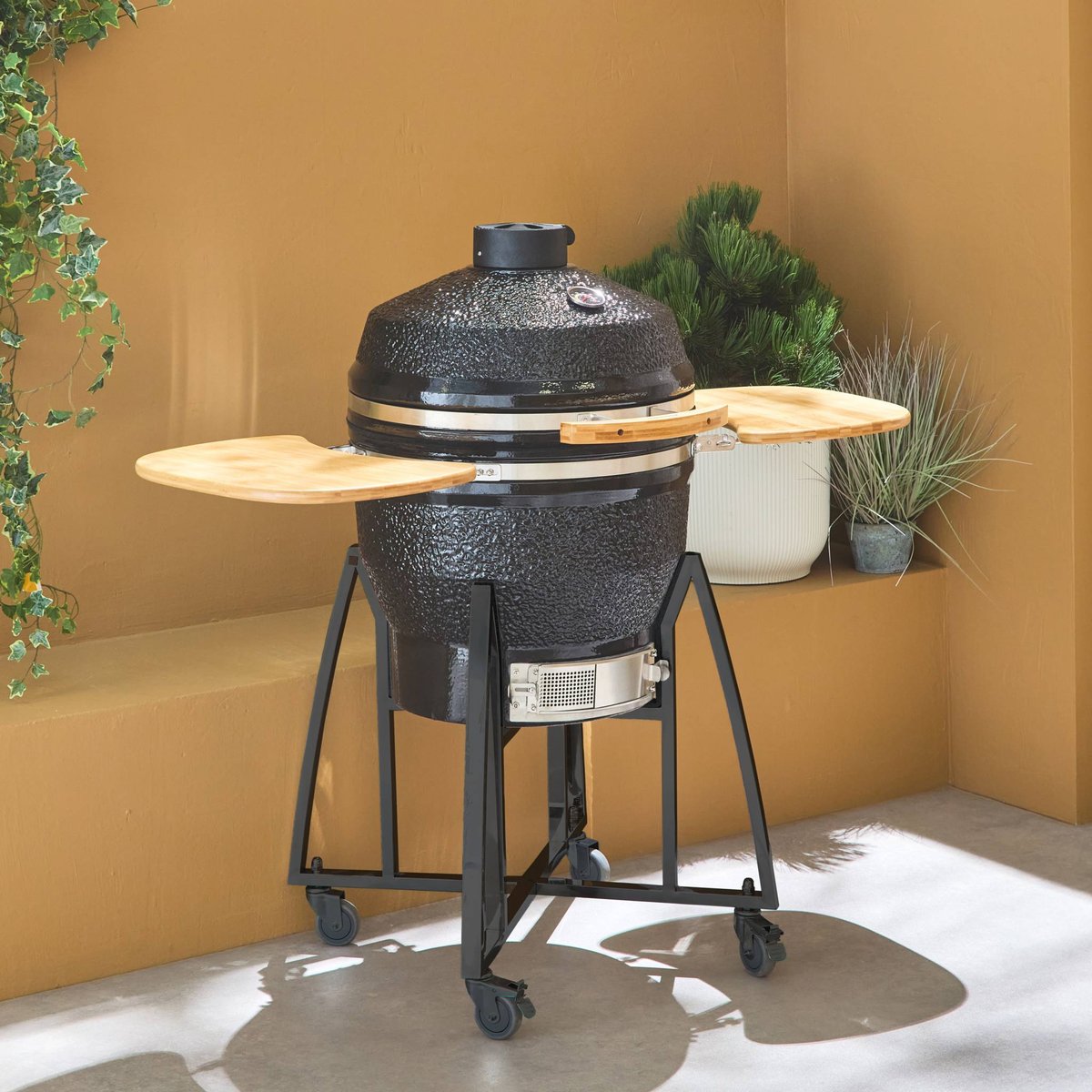 Barbecue charbon de bois, grill et fumoir, céramique Ø57cm avec roues, tablettes et housse KAMADO noir, SWEEEK
