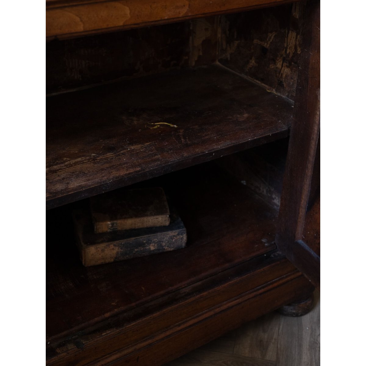 Buffet deux-corps en bois massif Gilbert N°1636 - Bon état bois foncé, DEBONGOUT