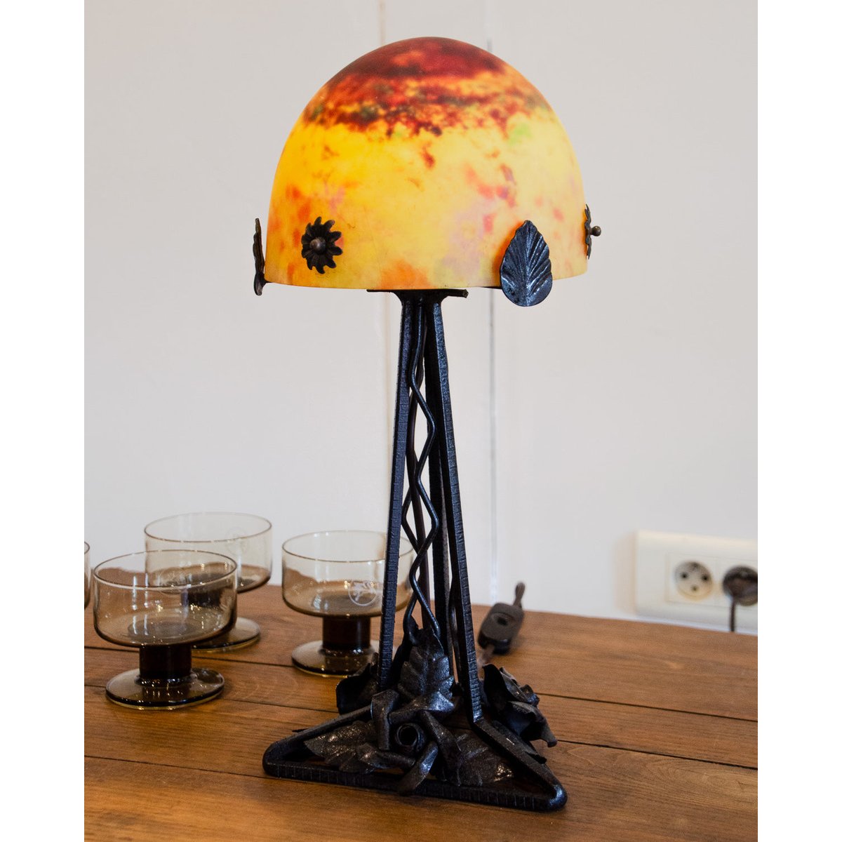 Lampe Daum en fer forgé et pâte de verre Julia N°930 - Bon état noir, DEBONGOUT
