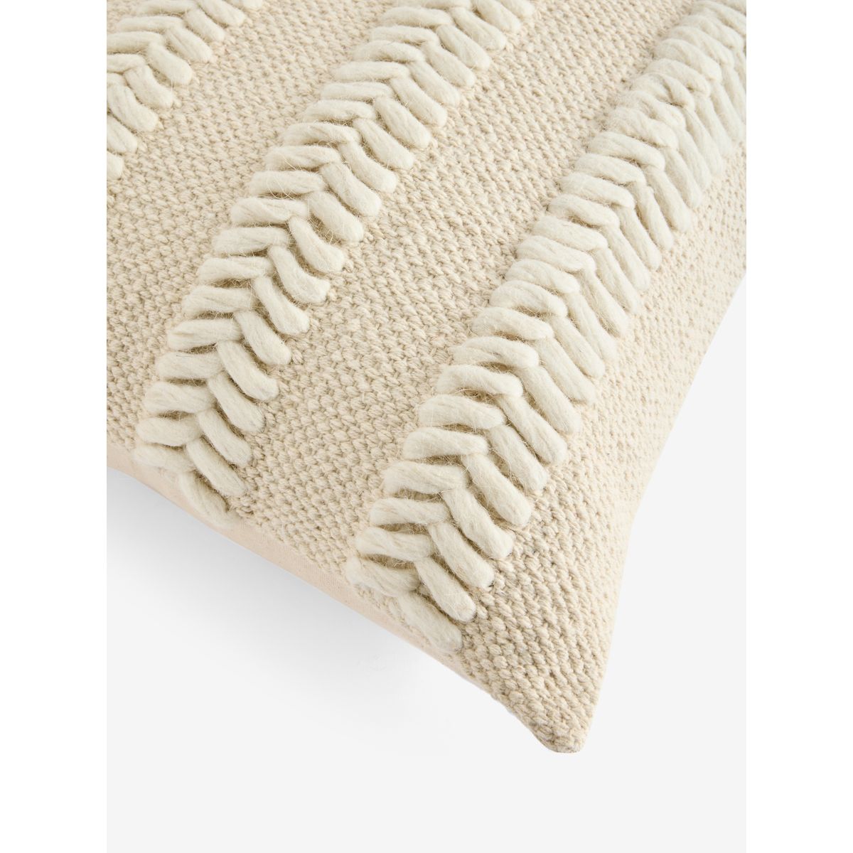 Coussin tissé à motif chevrons naturel, NEXT