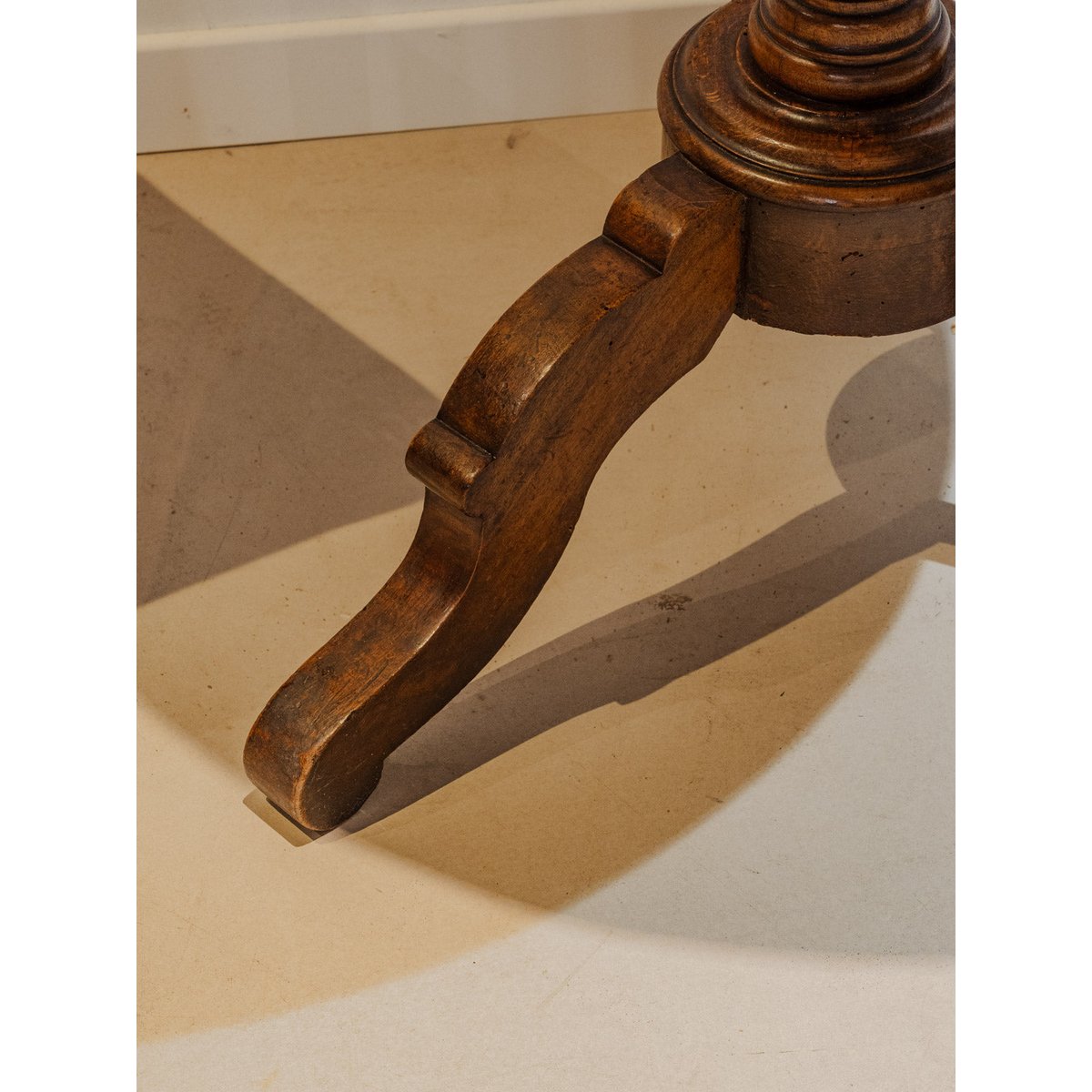 Table d'appoint en bois Francine N°918 - Bon état bois foncé, DEBONGOUT