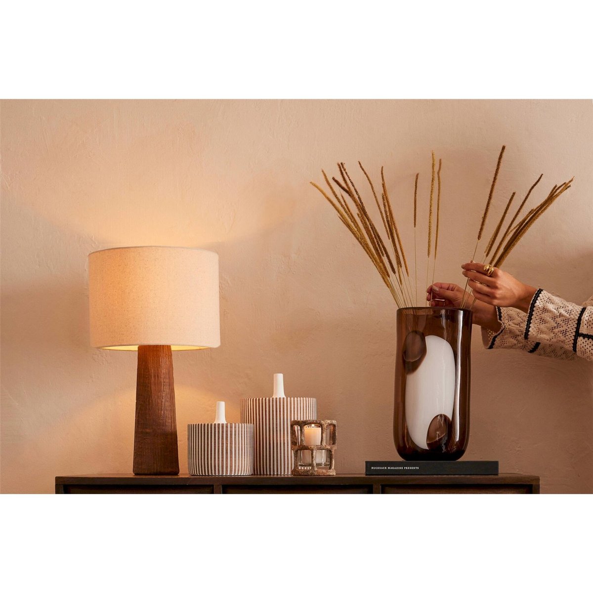 Lampe de table en poterie marron foncé et abat jour beige, RECOLLECTION