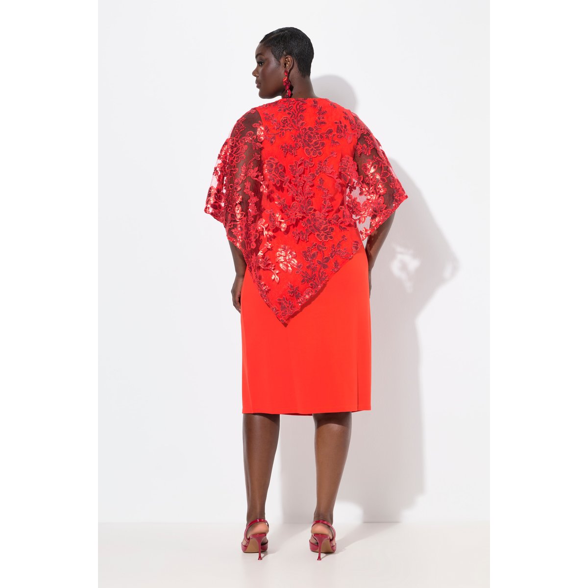 Robe, jeté à sequins. Décolleté V rouge clair, ULLA POPKEN