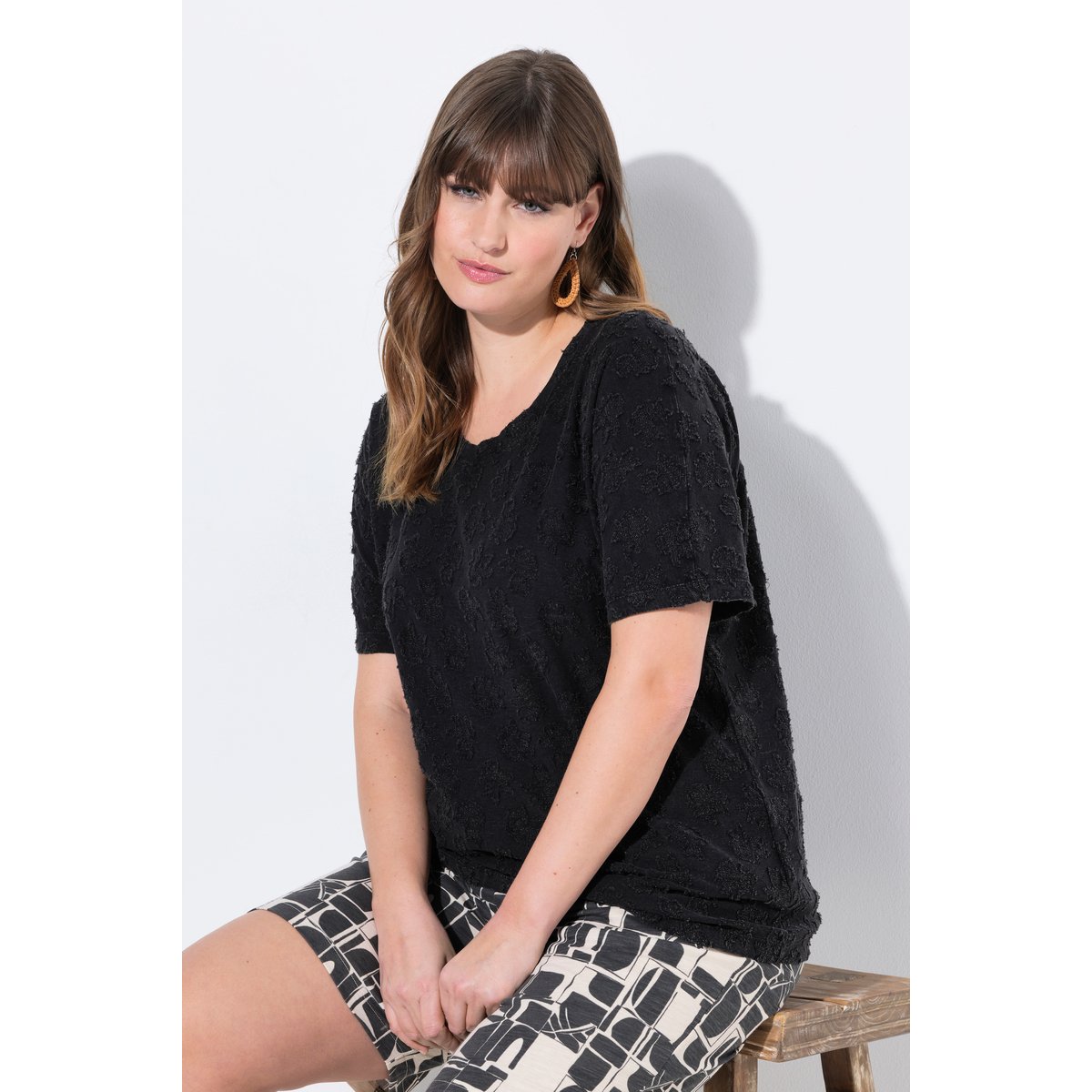 T-shirt, structure 3D, col rond noir, ULLA POPKEN