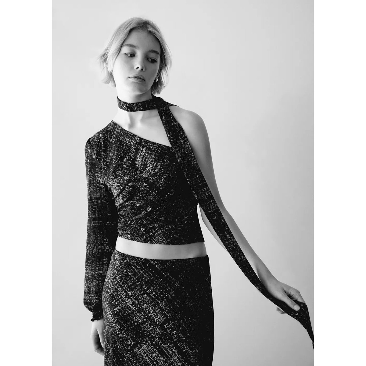 Top asymétrique imprimé avec détail nœud noir, MANGO TEEN