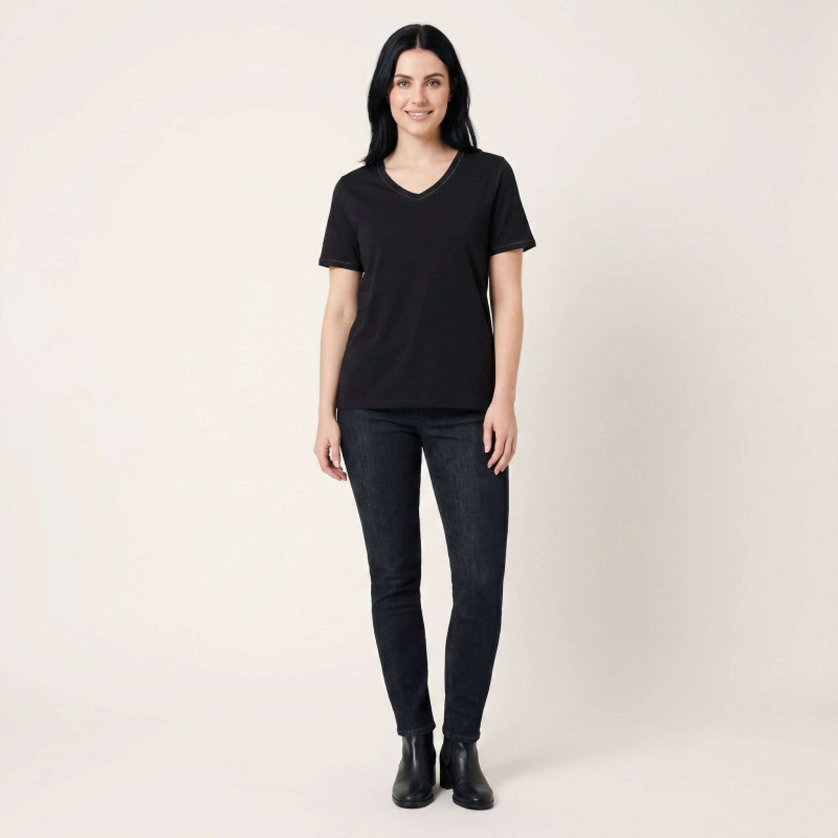 T-shirt noir uni avec une coupe ajustée un col v et des manches courtes noir, ONLY CARMAKOMA