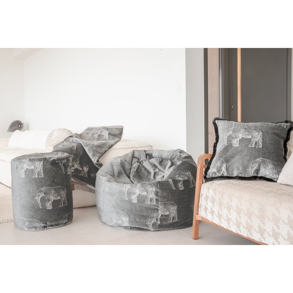 Pouf en velours avec éléphants brodées gris, MX HOME