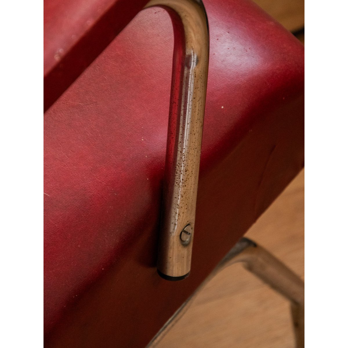 Fauteuil chromé en simili cuir rouge Jakob N°833 - Bon état rouge, DEBONGOUT