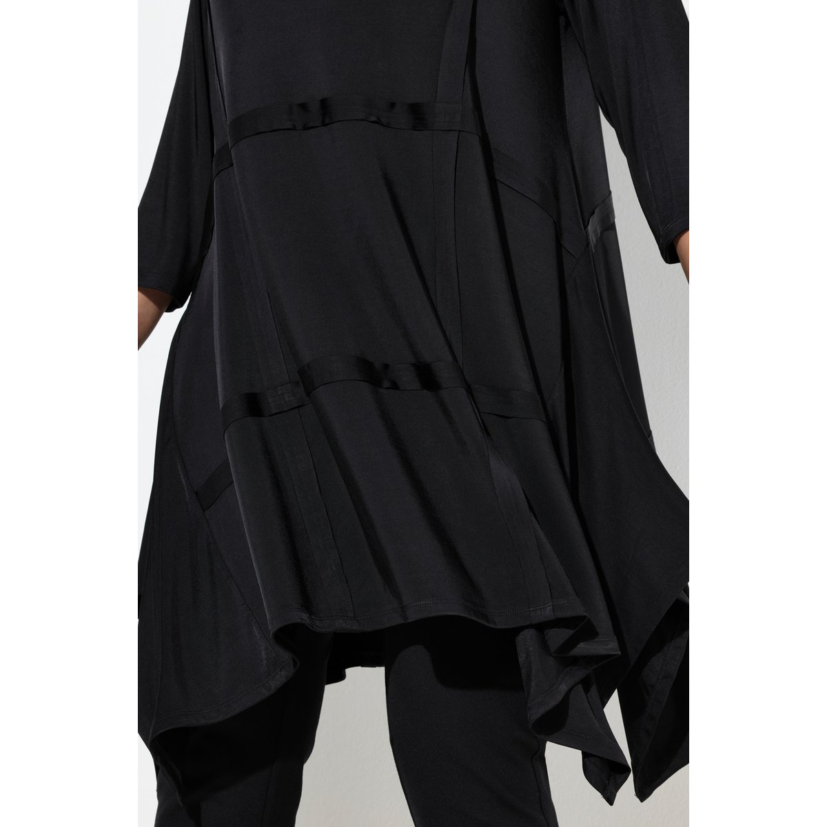 Robe en pointe, au tombé fluide noir, ULLA POPKEN