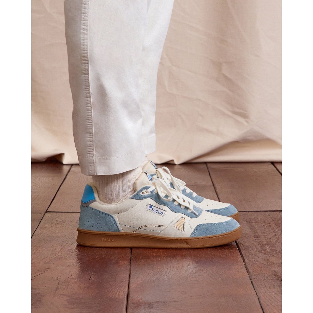 Baskets basses cuir suede COMMUTE 1 blanc et bleu, FAGUO