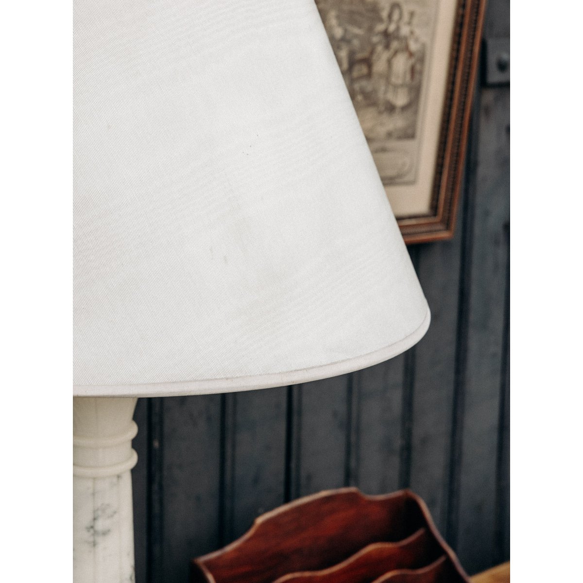 Lampe en albâtre et à l'abat-jour satiné Suzanne N°580 - Bon état beige, DEBONGOUT