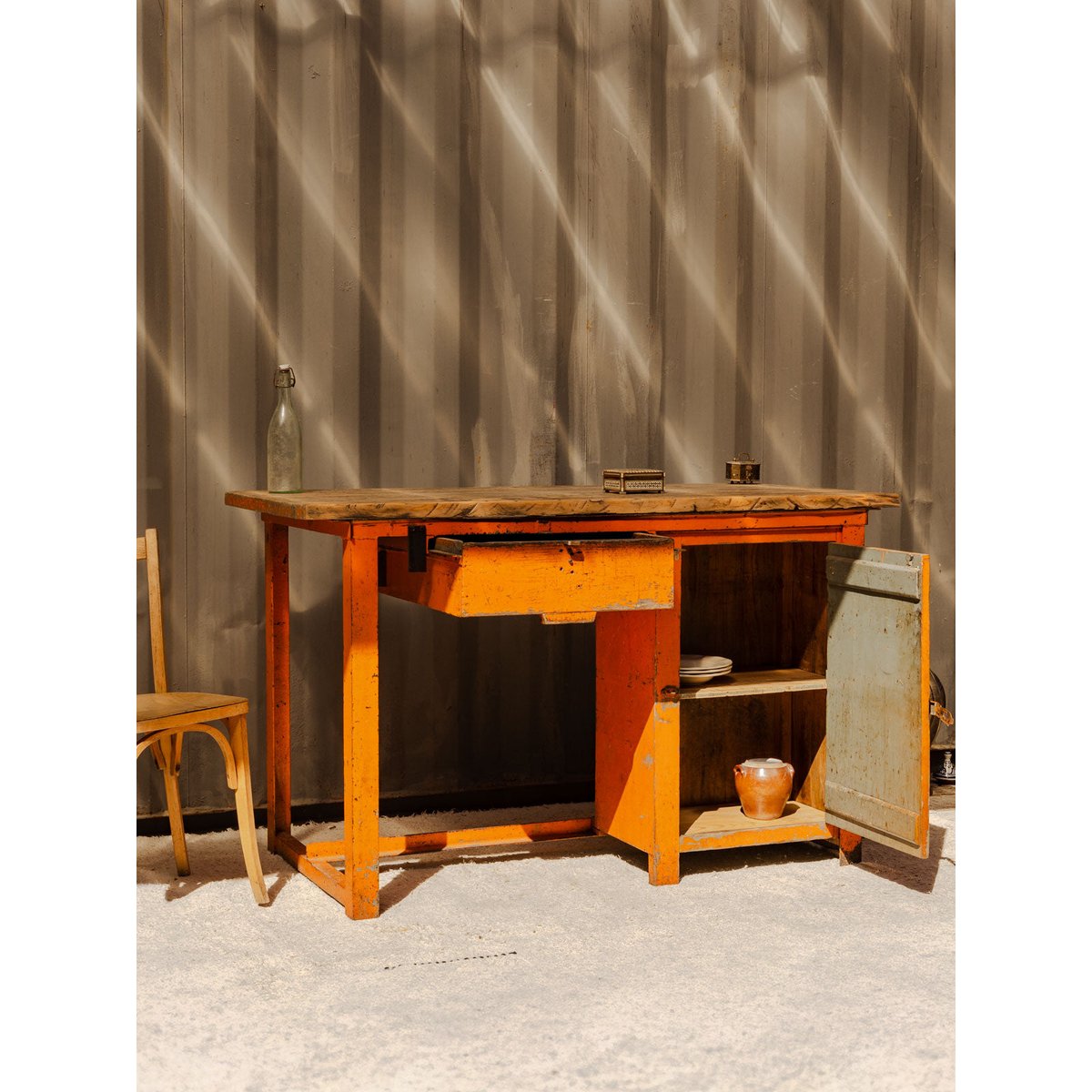 Bureau en bois et métal orange Fernand N°425 - Bon état bois foncé, DEBONGOUT