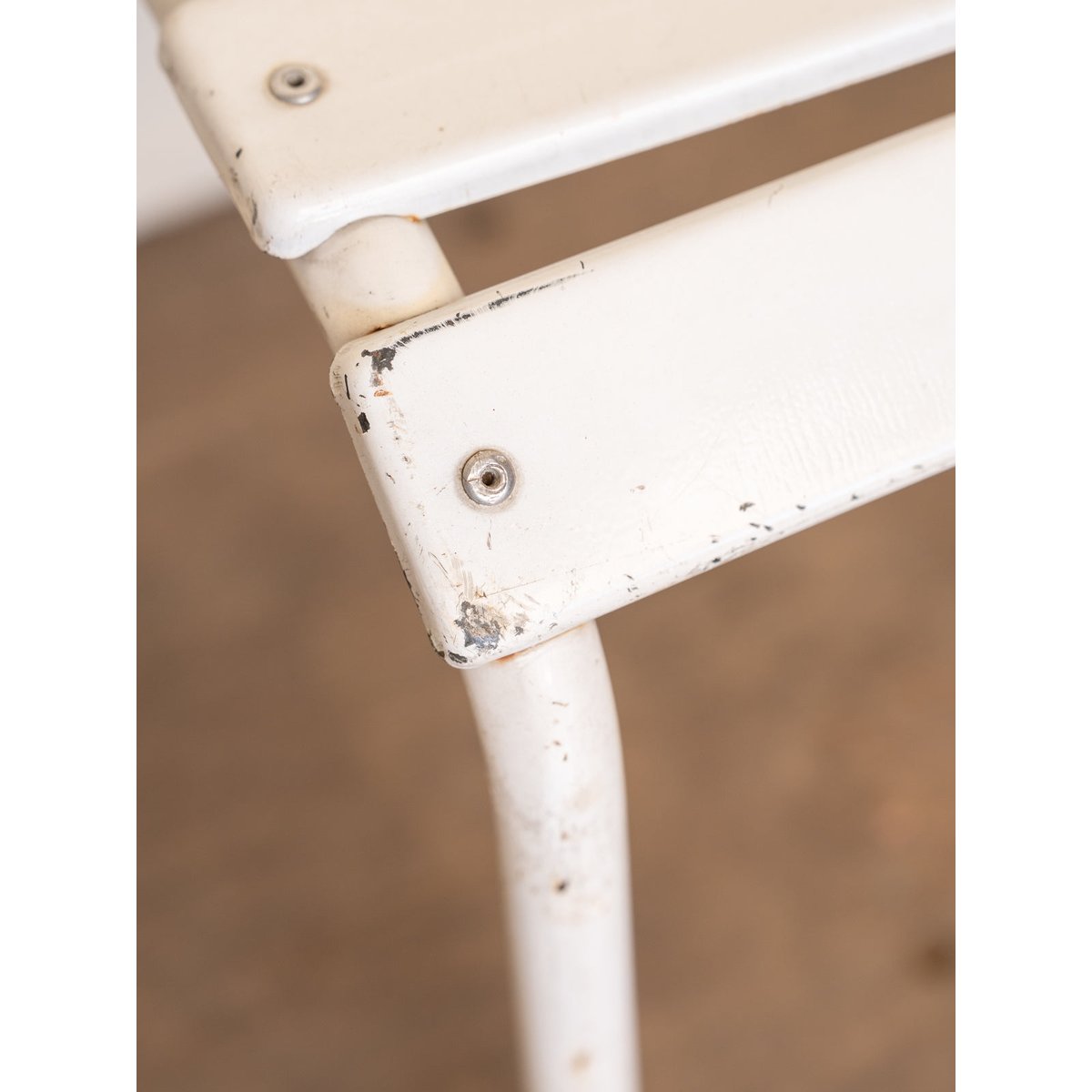 Lot de 4 chaises en métal blanc Alma N°1832 - Bon état blanc, DEBONGOUT