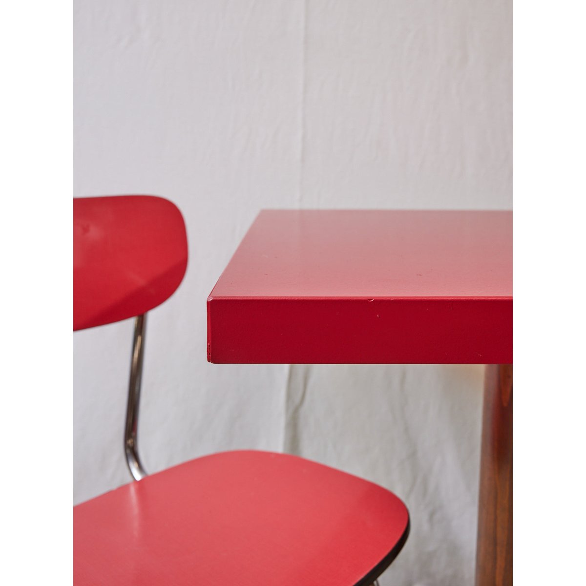 Table à manger bistro rouge Denise N°93 - Bon état bois clair, DEBONGOUT