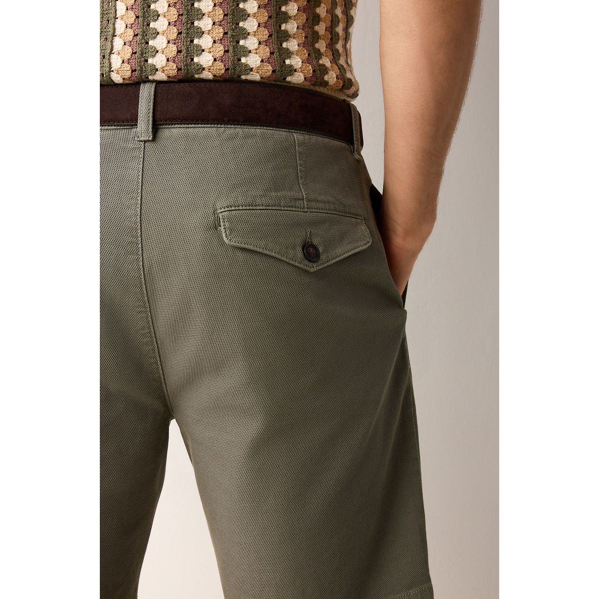 Short chino imitation daim avec ceinture vert sauge, NEXT