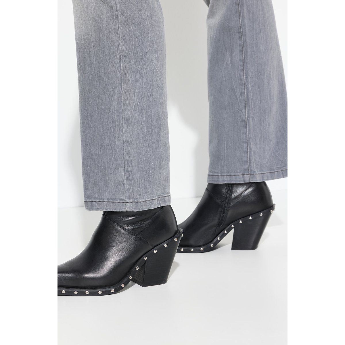 Jean Mandy, jambe droite et large jean gris foncé, ULLA POPKEN