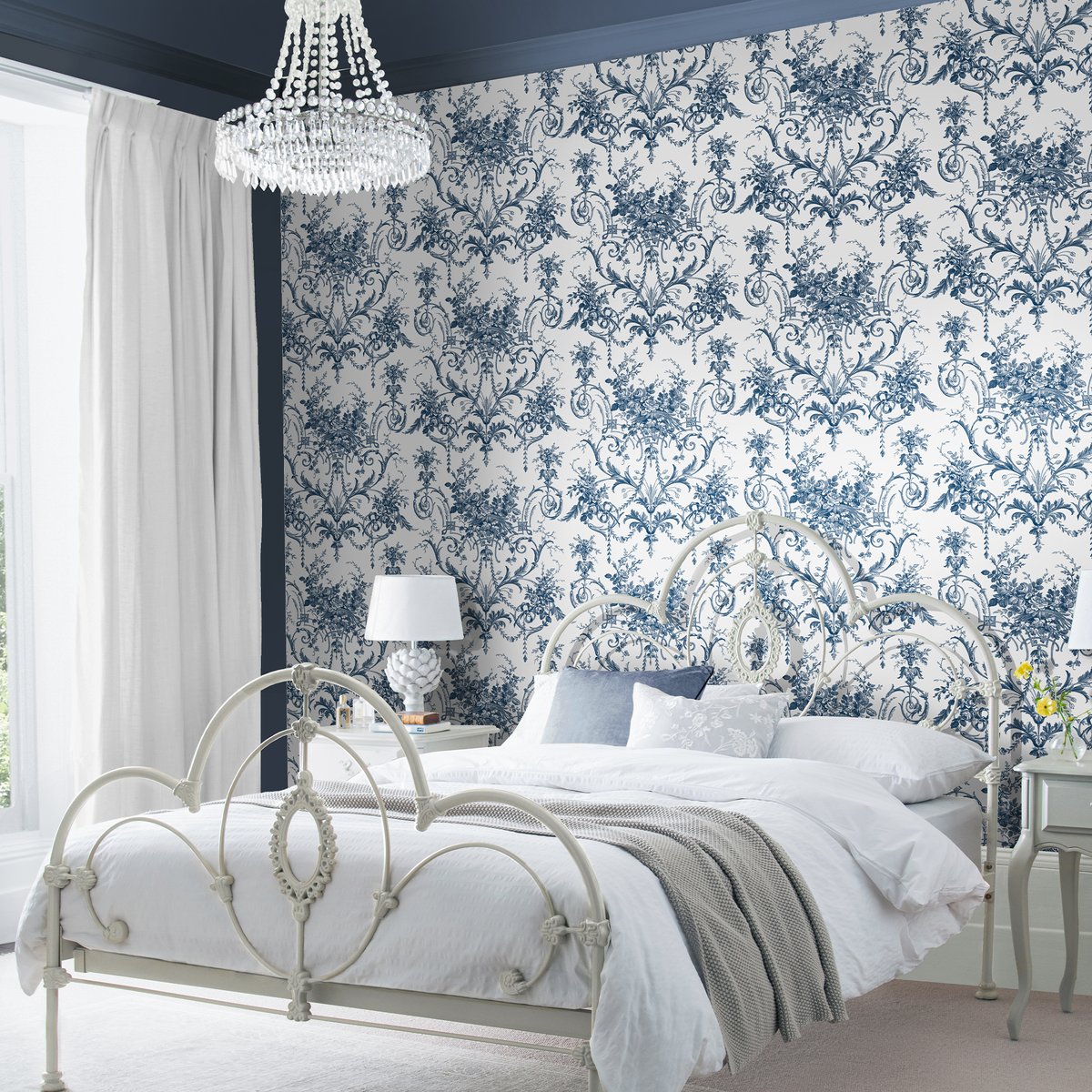 Papier peint ornement baroque Tuileries bleu, LAURA ASHLEY