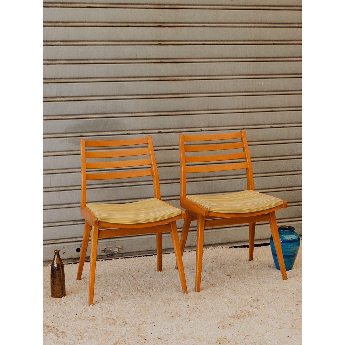 Paire de chaises en bois et tissu vert Alma N°2122 - Bon état bois foncé, DEBONGOUT