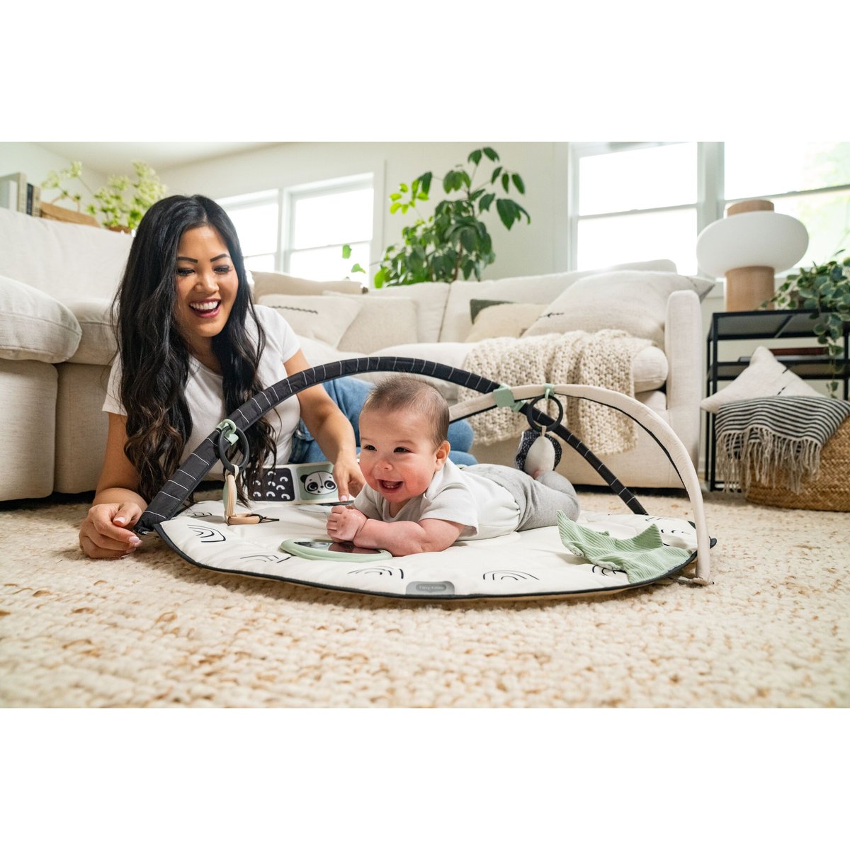 Tapis d’éveil musical avec arches et accessoires Gymini noir et blanc, TINY LOVE