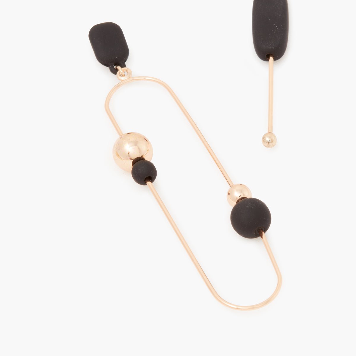 Boucles d'oreilles pendantes asymétrique noir, BALABOOSTE