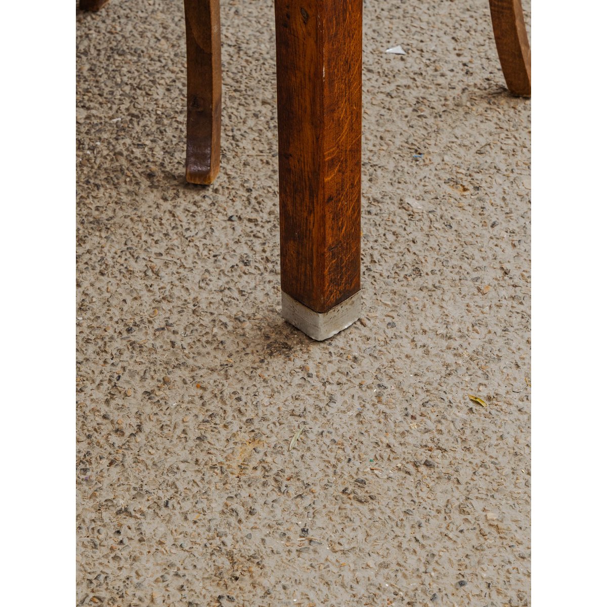 Table à manger en bois et formica rouge Karla N°1180 - Bon état bois foncé, DEBONGOUT
