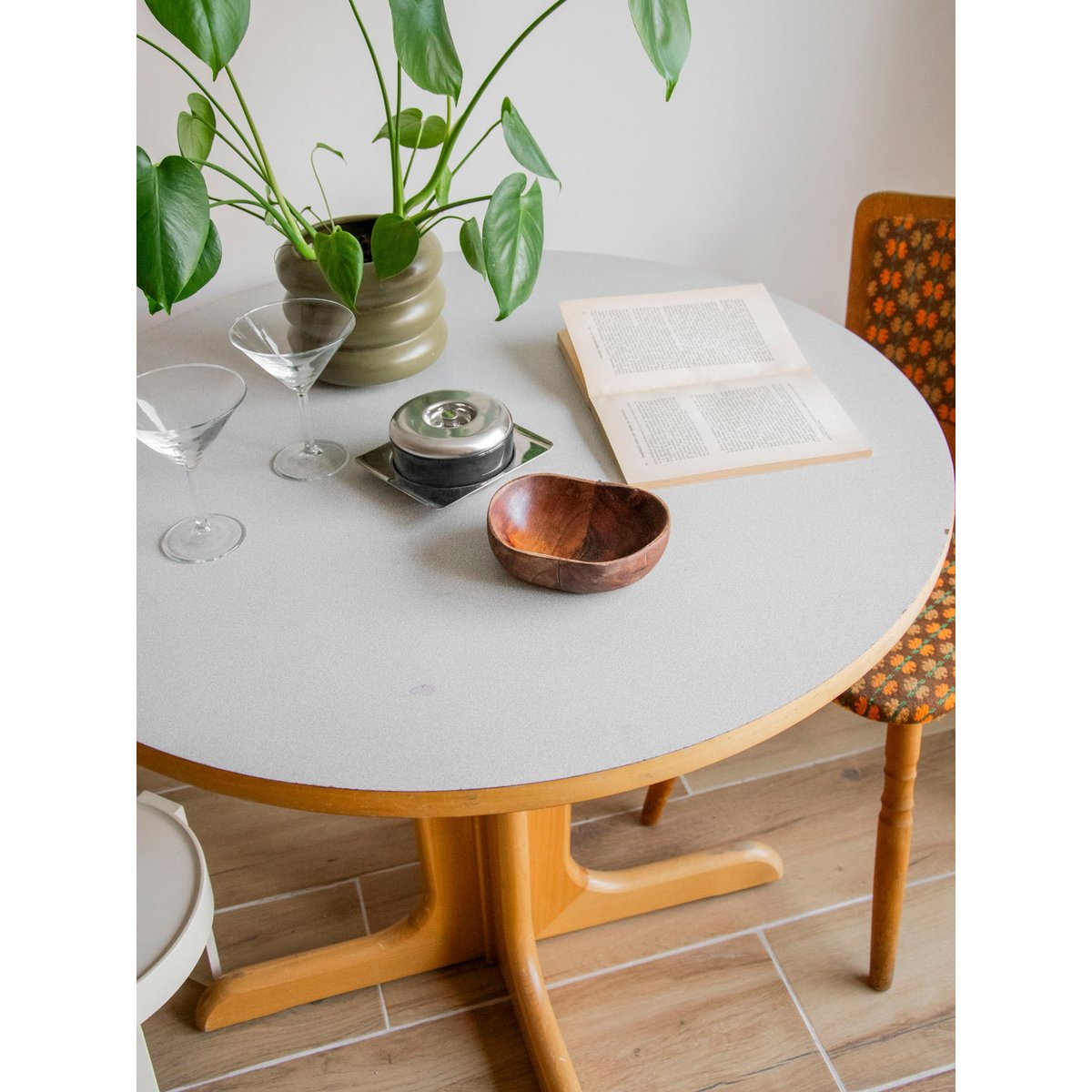 Table à manger en formica et piétement en bois Karla N°1269 - Bon état bois clair, DEBONGOUT