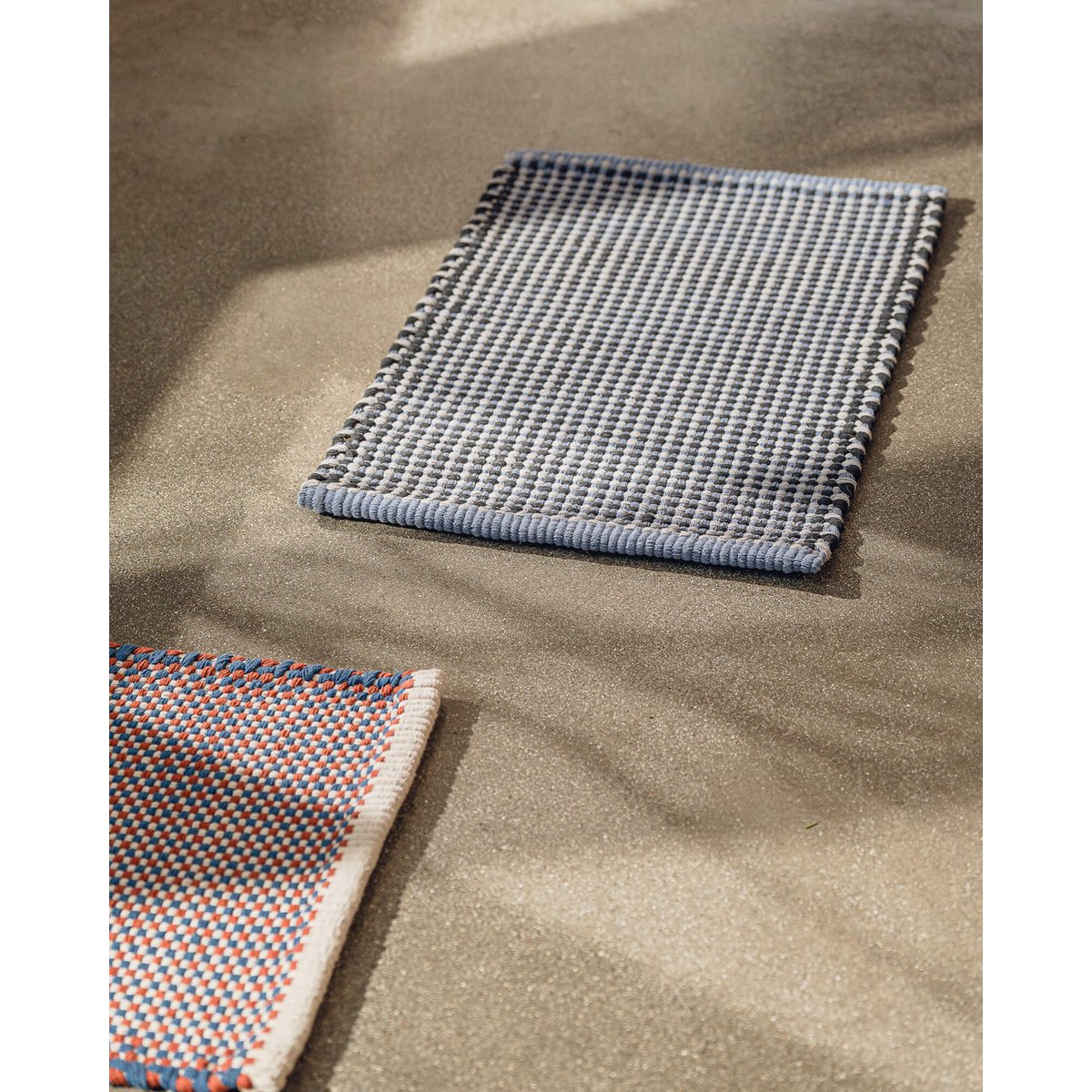 Paillasson Dei - tissage coton noir, gris & bleu clair, NOO.MA