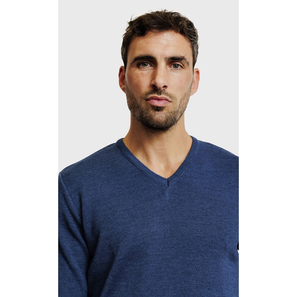Pull col V en laine mérinos 2 fils bleu, ACROSS