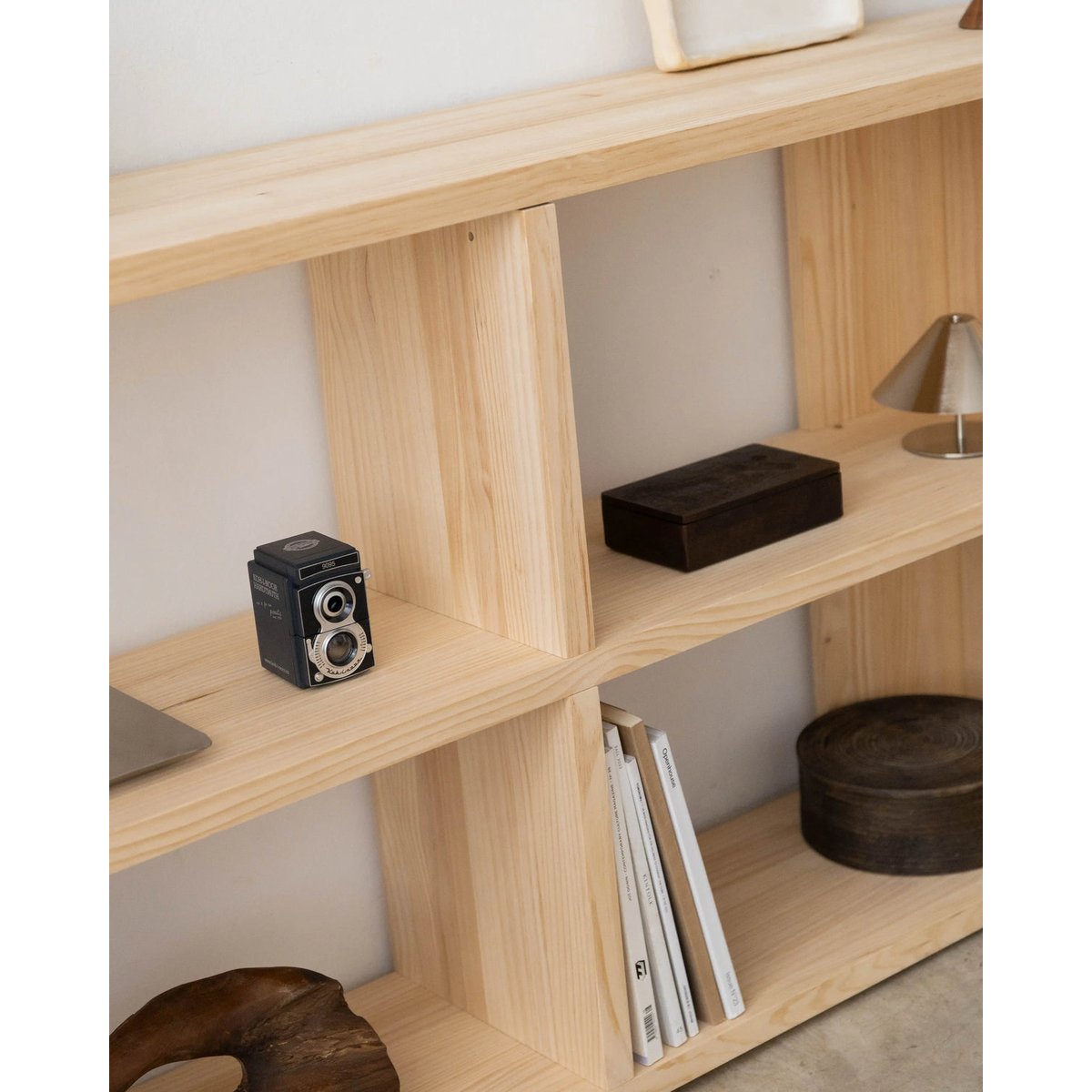 Bibliothèque en pin massif verni MONTGÓ 2x2 bois clair, NAAN FURNITURE